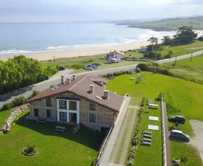 Edificio de este complejo de apartamentos en un entorno natural para explorar cerca del mar.