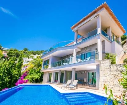 Edificio de este precioso resort con piscina y bellos jardines.