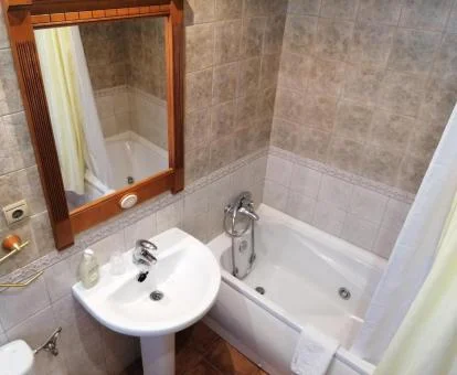 Baño con bañera de hidromasaje privada del apartamento de tres dormitorios.