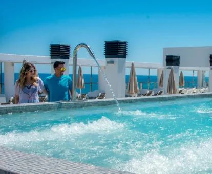 Piscina exterior con hidroterapia del hotel.