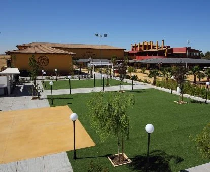 Exteriores de este fabuloso hotel con bodega en un entorno rural tranquilo.