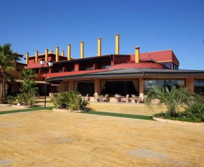 Edificio de este hotel romántico con amplias zonas exteriores.