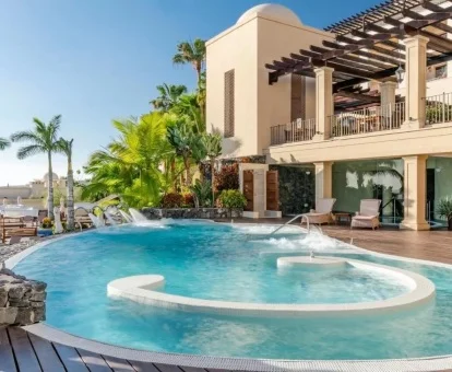 Piscina al aire libre con elementos de hidroterapia del spa.
