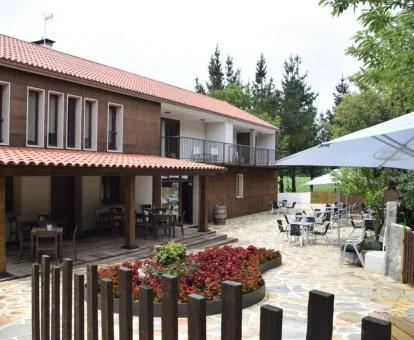 Precioso hotel rural con zonas exteriores y rodeado de naturaleza.