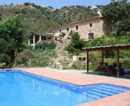 Edificio de piedra de este bed and breakfast en medio de la naturaleza.