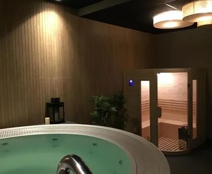 Zona de bienestar con jacuzzi y sauna de este hotel romántico.
