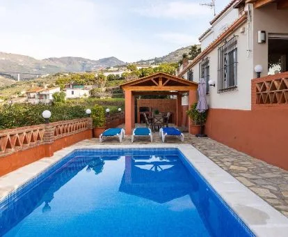 Zona exterior con piscina y vistas a las montañas de este alojamiento independiente.