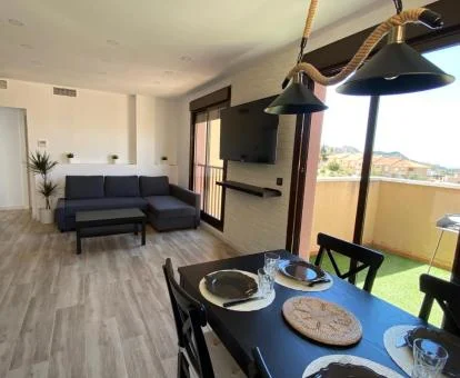 Interior de este precioso apartamento con vistas al mar y bañera de hidromasaje privada.