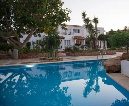 Edificio de este establecimiento rural con piscina y zonas exteriores.