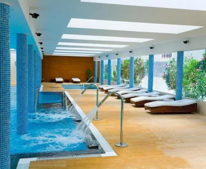 Piscina cubierta con zona de relajación del spa.