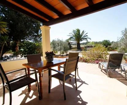 Terraza con mobiliario de uno de los apartamentos de este alojamiento rural.