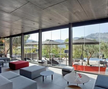 Uno de los espacios de uso compartido con fabulosas vistas a la naturaleza de este precioso hotel.