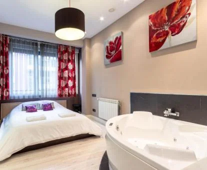 Dormitorio con jacuzzi privado junto a la cama de este precioso apartamento particular.