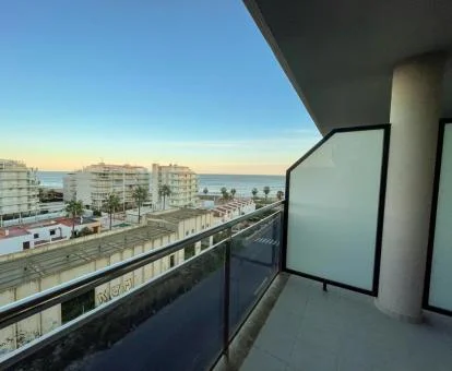 Vistas al mar desde uno de los balcones de este complejo de apartamentos.