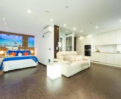 Una de las amplias habitaciones de estilo marinero de este hotel boutique con zona de estar y cocina.
