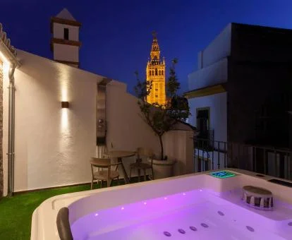 Terraza con jacuzzi y vistas a La Giralda en este hotel con encanto.