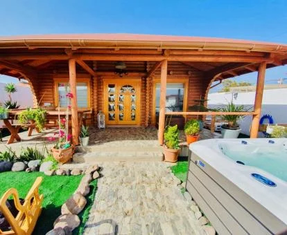 Fabulosa casita de madera con jacuzzi privado y zona exterior.