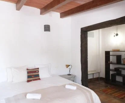 Acogedora habitación rústica con baño privado externo en un agroturismo con vistas al campo.