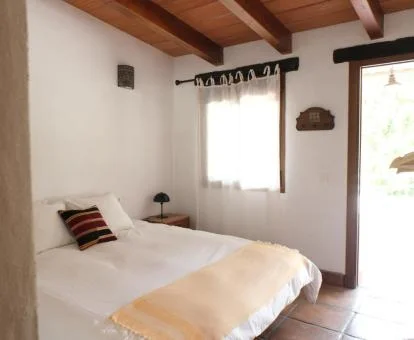 Acogedora habitación de estilo tradicional en este agroturismo de alojamientos independientes.