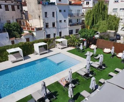 Vista aérea de las zonas exteriores de este hotel con piscina y solarium.