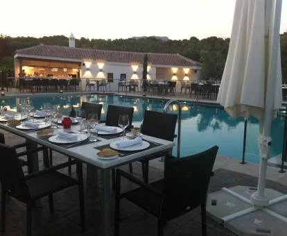 Exteriores de este acogedor hotel boutique con piscina y mobiliario al aire libre.