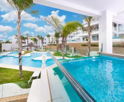 Fabulosa zona exterior con piscinas y vegetación de este hotel con encanto.