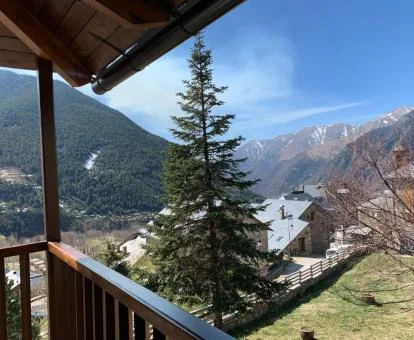 Balcón con preciosas vistas a las montañas que rodean el hotel.