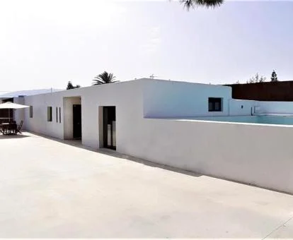 Amplia casa independiente con terraza y piscina privada.