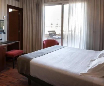 Una de las acogedoras habitaciones dobles con terraza del hotel.