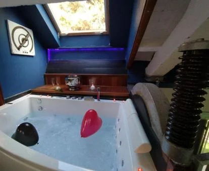 Gran jacuzzi privado del apartamento superior de este establecimiento.